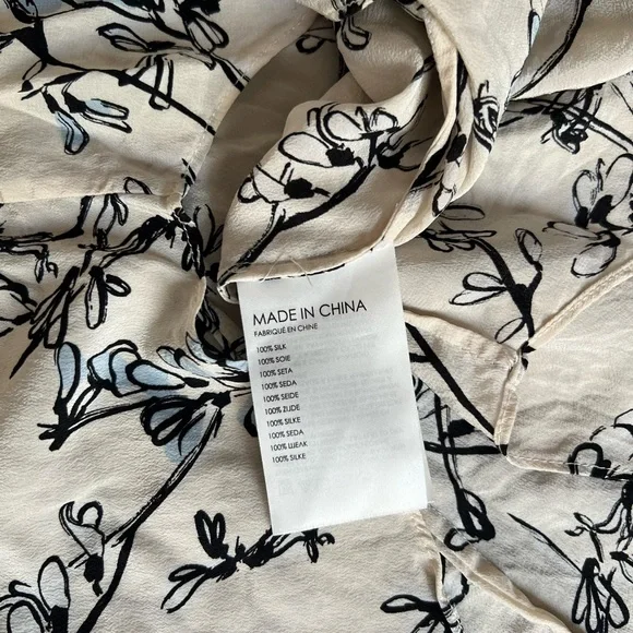 Blouse silk CLUB MONACO SIZE SP Color crem/floral blue/ black flowers . - Picture 3 of 5